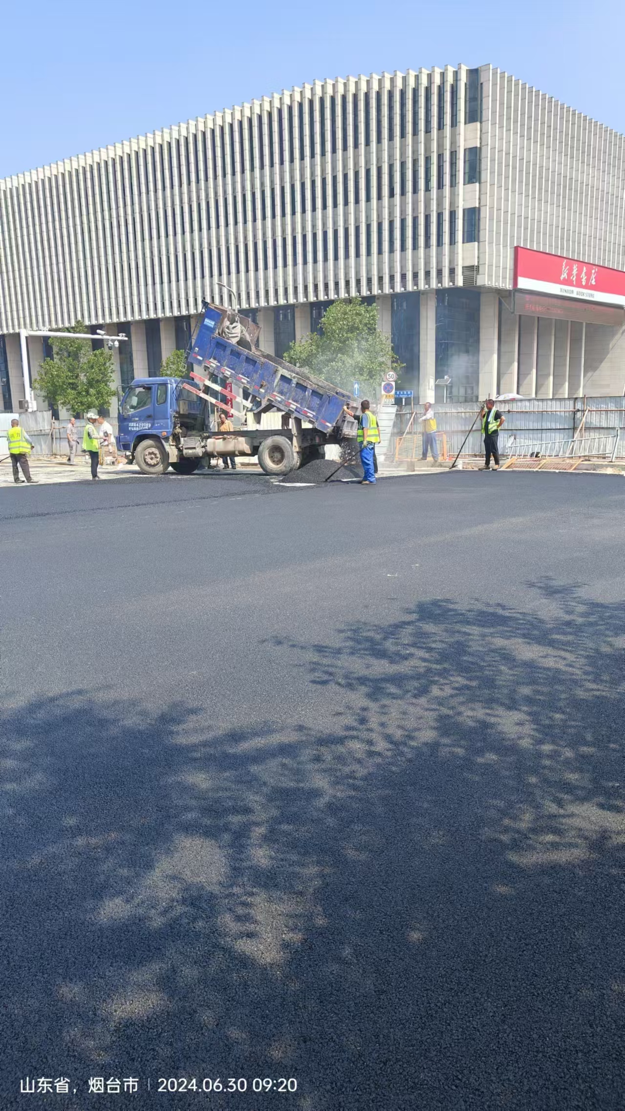 中青基建承建华羿铂尔曼酒店停车场沥青摊铺项目(图3)